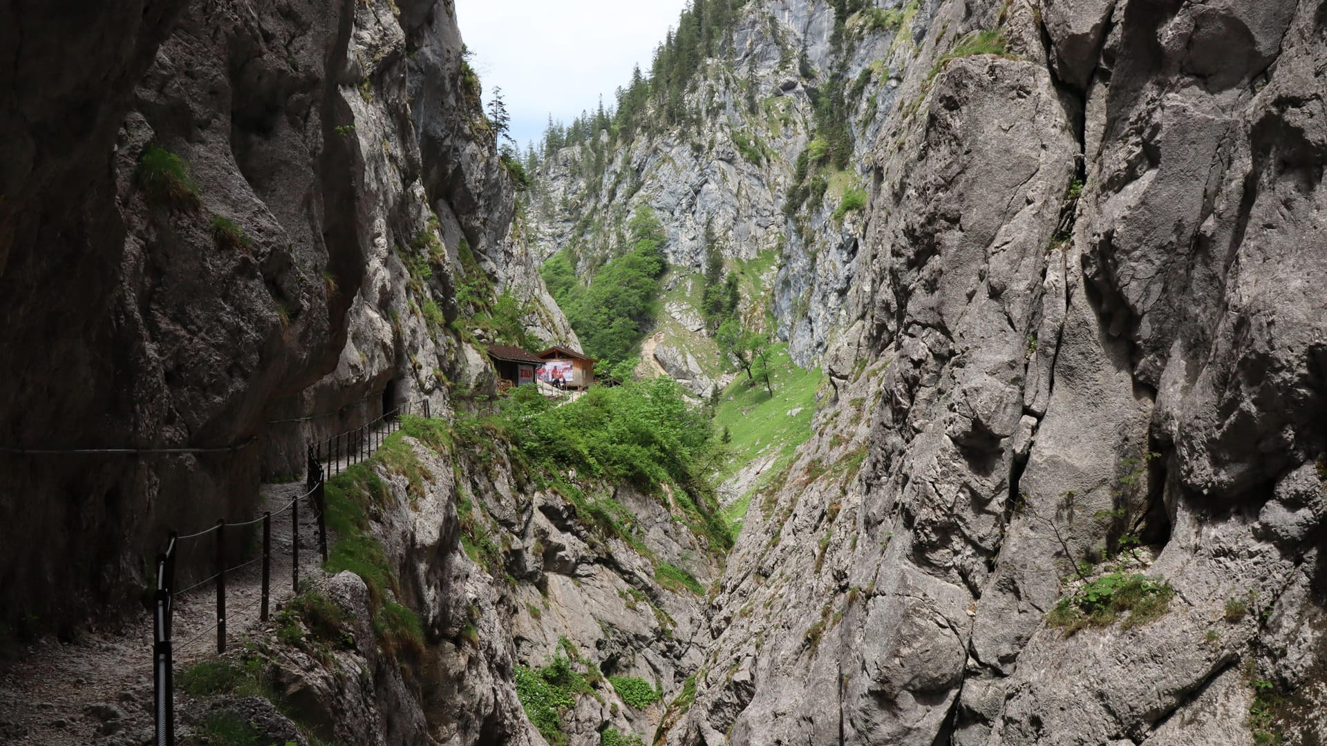 Höllentalklamm: Sie liegt am Fuße des Zugspitzmassivs und ist bereits eine Attraktion für sich.