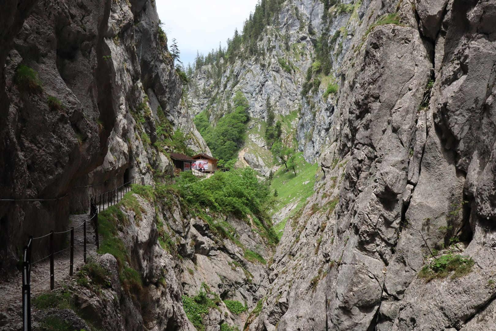 Höllentalklamm: Sie liegt am Fuße des Zugspitzmassivs und ist bereits eine Attraktion für sich.