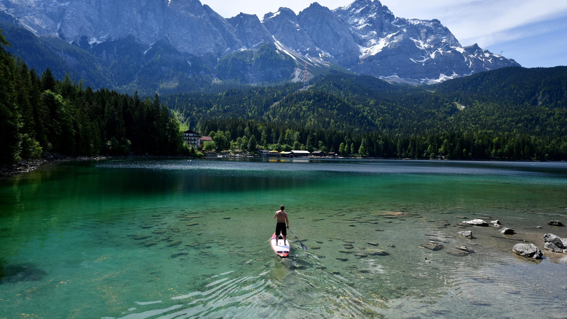 Eibsee: Er ruht vor der Zugspitze.