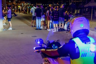 Nächtlicher Polizeieinsatz an der Playa de Palma auf Mallorca: Dort fanden Beamten früh morgens einen schwer verletzten Niederländer. (Symbolfoto)
