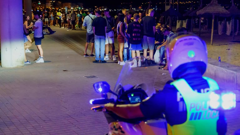 Nächtlicher Polizeieinsatz an der Playa de Palma auf Mallorca: Dort fanden Beamten früh morgens einen schwer verletzten Niederländer. (Symbolfoto)