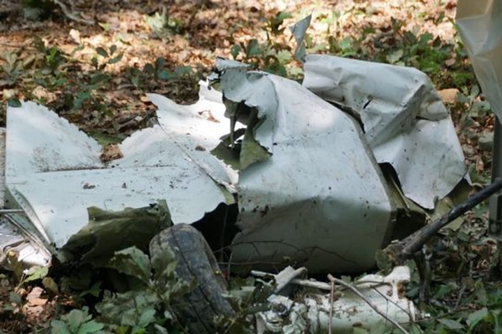Trümmerteile von dem Kleinflugzeug vom Typ "Piper" liegen in einem Waldgebiet: Die Ursache für den tödlichen Absturz des Kleinflugzeugs ist weiter unklar.