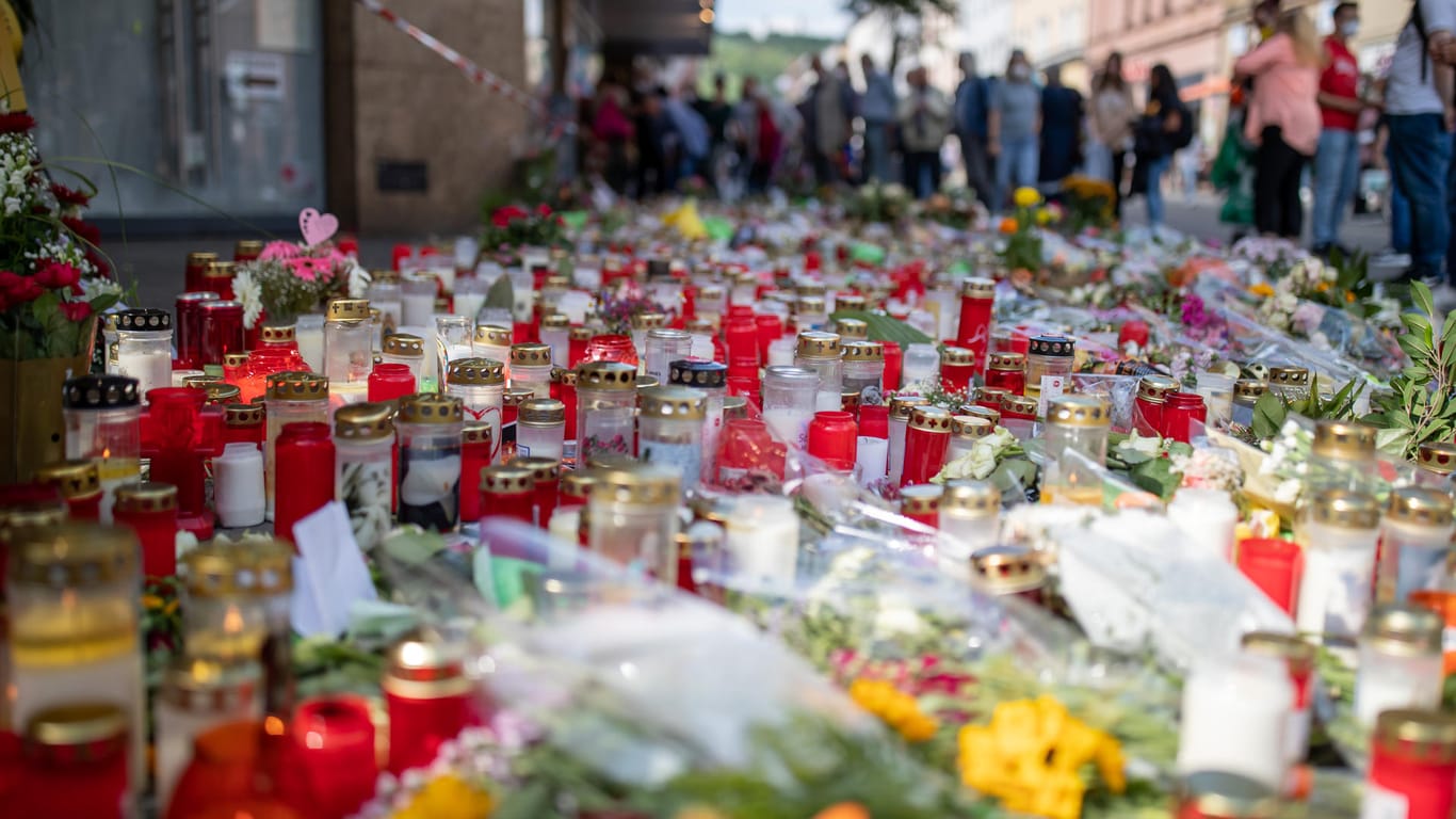 Blumen und Kerzen am Ort des Anschlags in der Würzburger Innenstadt: Eine sinnhafte Kommunikation mit dem Verdächtigen sei bisher nicht möglich gewesen.