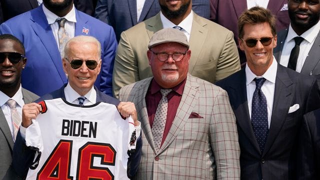 US-Präsident Joe Biden (l-r), Coach Bruce Arians und Quarterback-Superstar Tom Brady. US-Präsident Joe Biden (l-r), Coach Bruce Arians und Quarterback-Superstar Tom Brady.