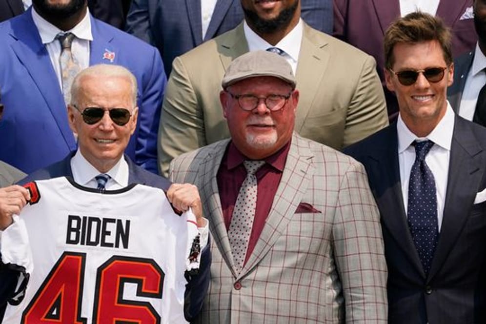 US-Präsident Joe Biden (l-r), Coach Bruce Arians und Quarterback-Superstar Tom Brady.