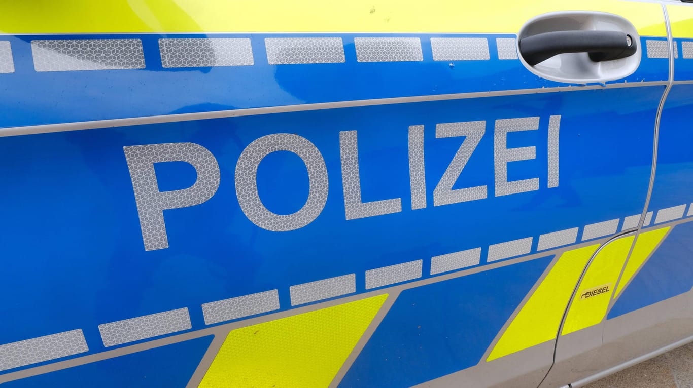 Tür eines Polizeiautos: In Sachsen soll ein Polizist an einem rassistischen Übergriff gegen einen Somalier beteiligt gewesen sein. (Symbolfoto)