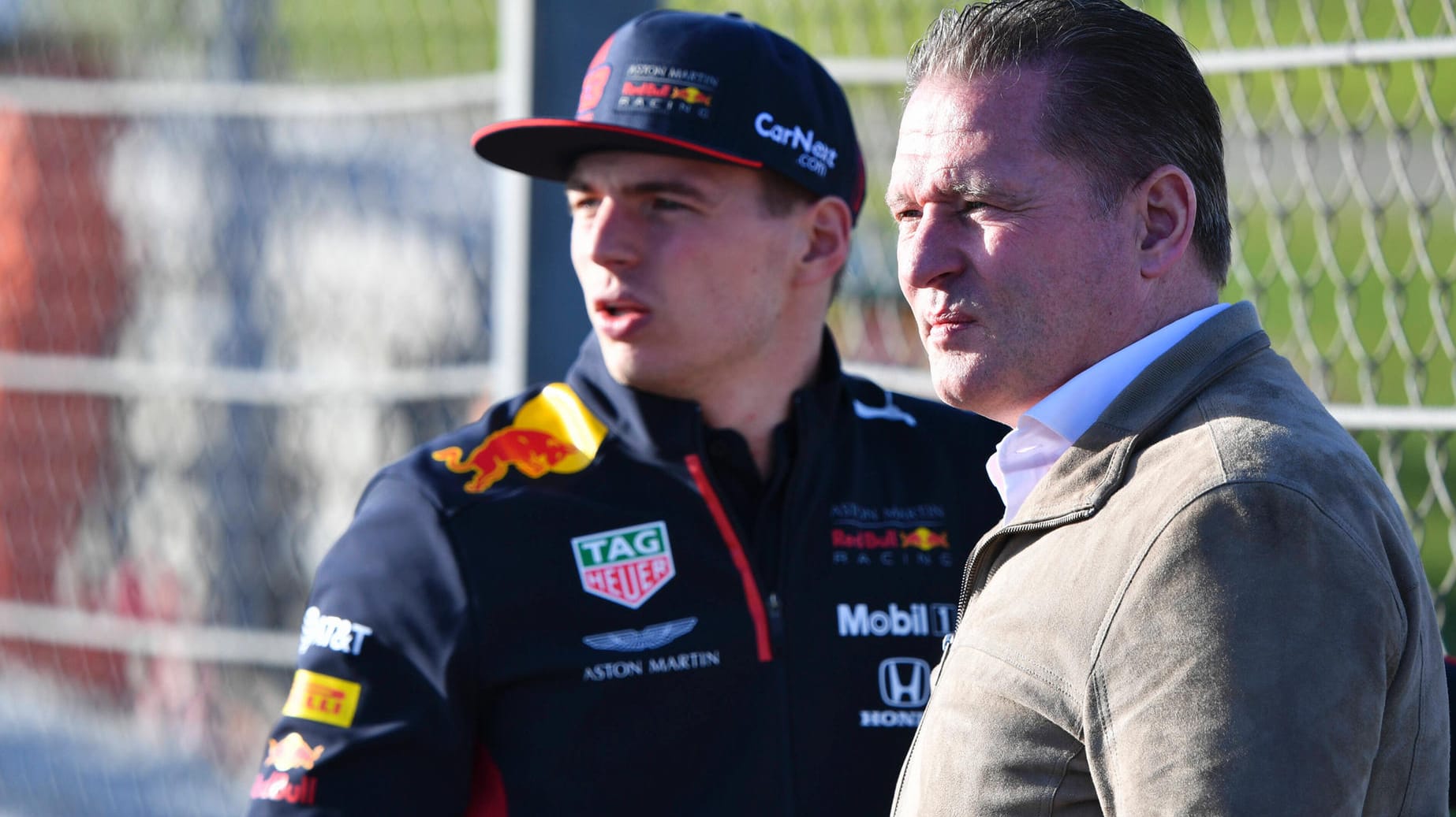 Max Verstappen (l.) und Vater Jos, hier 2020 in Barcelona: Ärger über Mercedes.