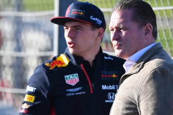 Max Verstappen (l.) und Vater Jos, hier 2020 in Barcelona: Ärger über Mercedes.