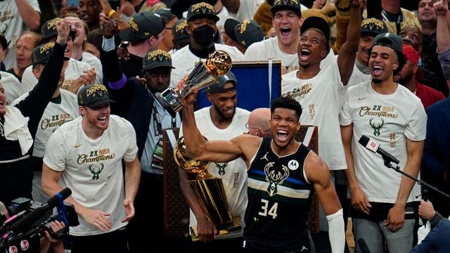 Die Milwaukee Bucks um Giannis Antetokounmpo (Nr. Die Milwaukee Bucks um Giannis Antetokounmpo (Nr.