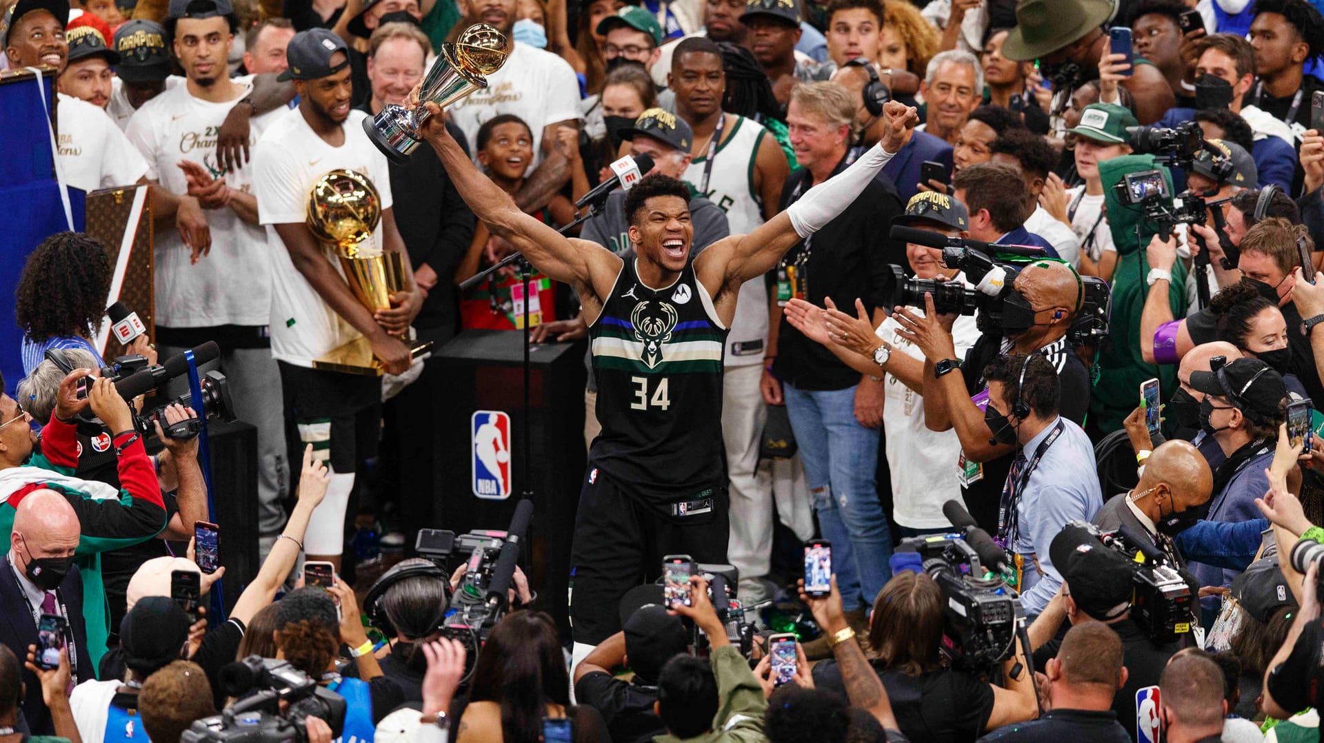 Mann im Mittelpunkt: Milwaukee-Bucks-Superstar Giannis Antetokounmpo (#34) feiert mit der Trophäe für den wertvollsten Spieler der Finalserie die Meisterschaft mit seinem Team.