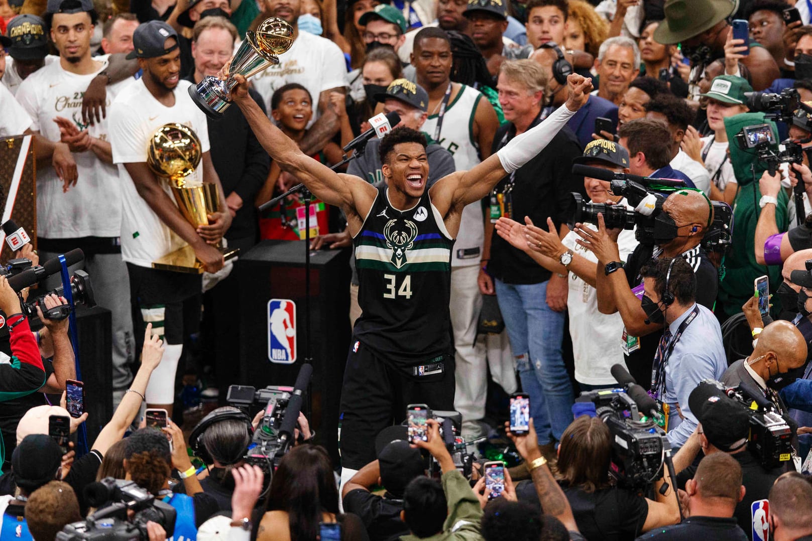 Mann im Mittelpunkt: Milwaukee-Bucks-Superstar Giannis Antetokounmpo (#34) feiert mit der Trophäe für den wertvollsten Spieler der Finalserie die Meisterschaft mit seinem Team.