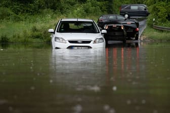 Ein Auto ist in einer überfluteten Unterführung stehen geblieben