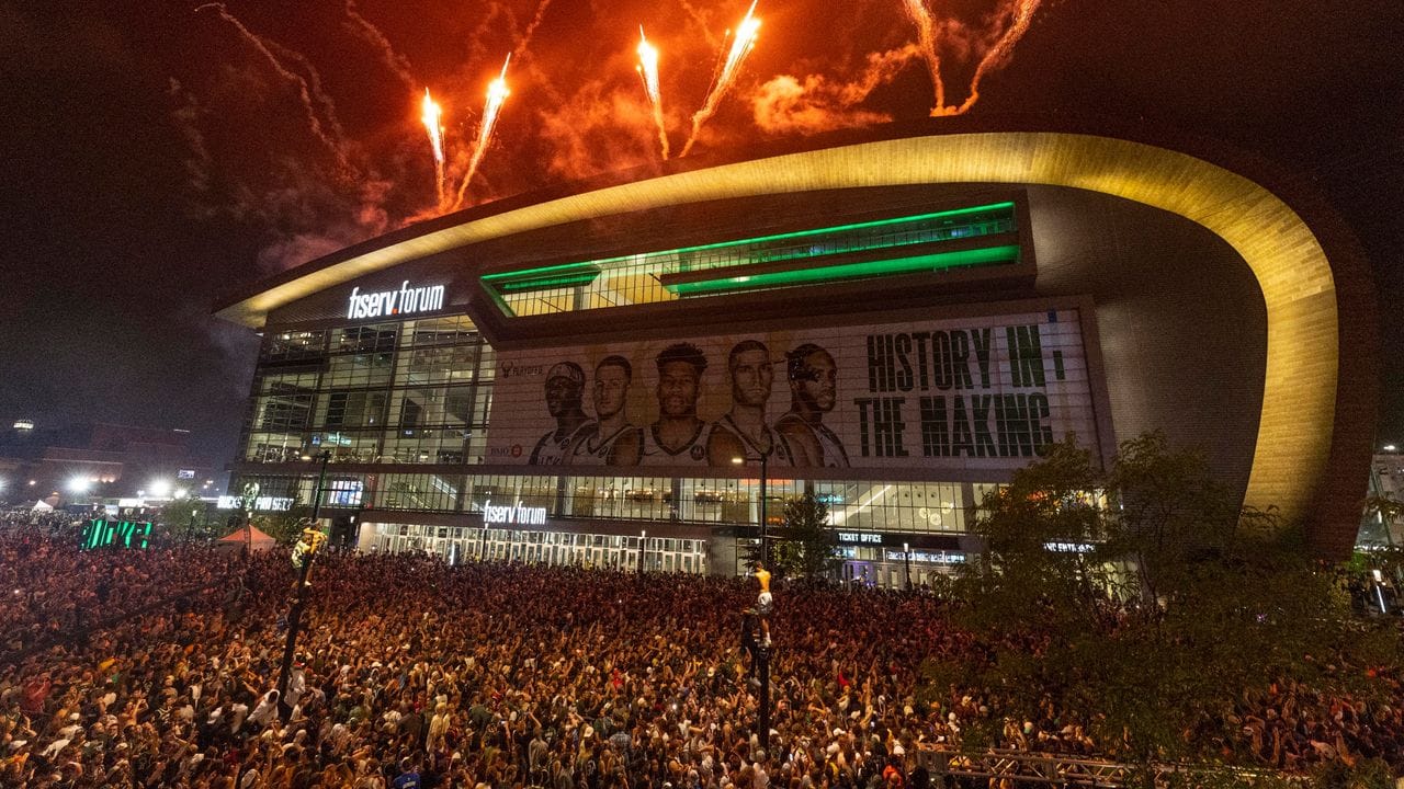 Auch außerhalb der Arena in Milwaukee wurde der Titel gefeiert.