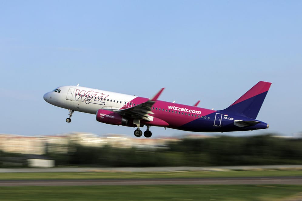 Eine Maschine der Fluggesellschaft Wizz Air hebt ab (Symbolbild): Ab Bremen geht es nun zu einem neuen Reiseziel.
