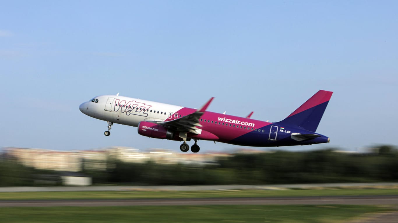 Eine Maschine der Fluggesellschaft Wizz Air hebt ab (Symbolbild): Ab Bremen geht es nun zu einem neuen Reiseziel.