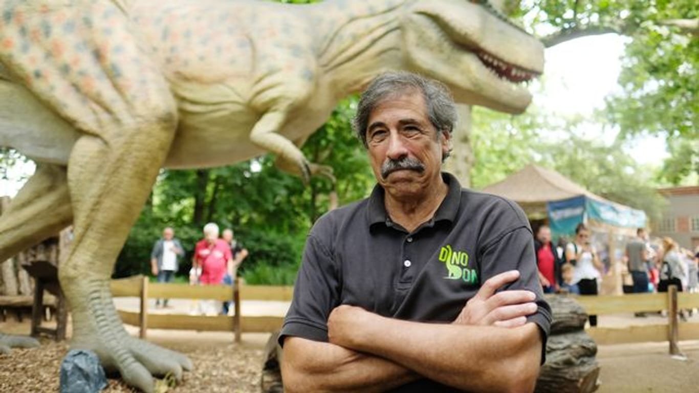 Don Lessem, Paläontologe und Autor, steht m Zoo Leipzig