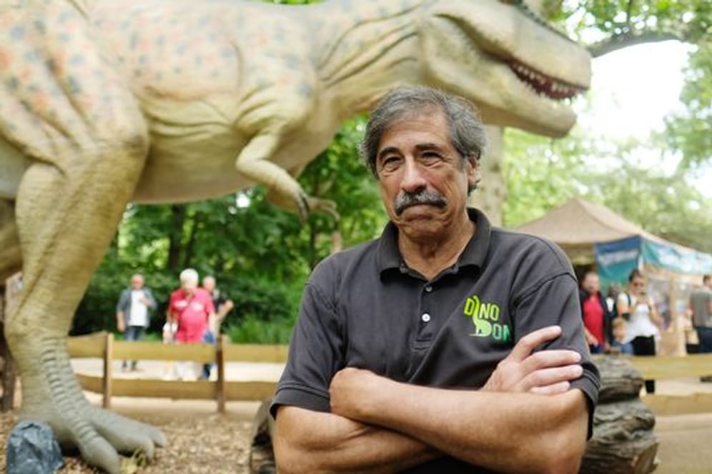 Don Lessem, Paläontologe und Autor, steht m Zoo Leipzig