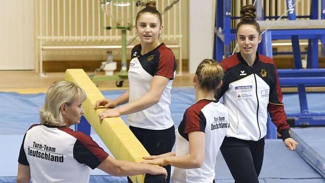 Bundestrainerin Ulla Koch (l) trainiert