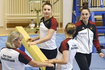 Bundestrainerin Ulla Koch (l) trainiert