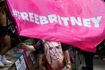 Ein Britney Spears-Anhänger schwenkt eine "Free Britney"-Fahne im Rahmen einer Gerichtsanhörung zur Vormundschaft der Popsängerin.