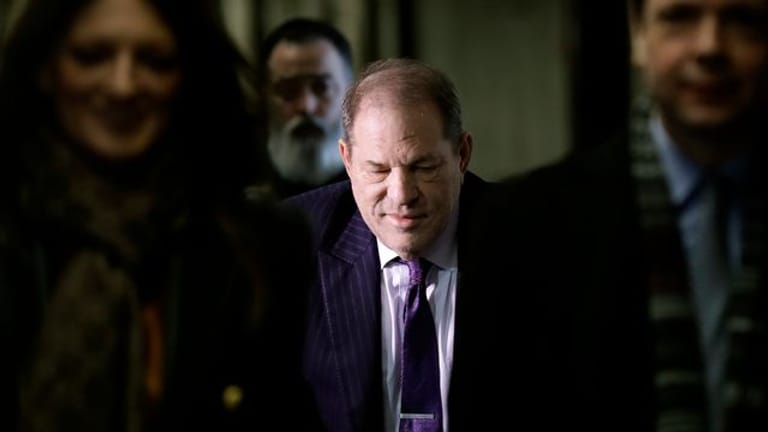 Harvey Weinstein (M), Filmproduzent aus den USA, trifft in einem Gerichtsgebäude ein.