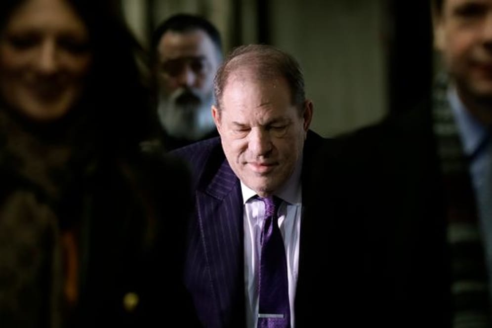 Harvey Weinstein (M), Filmproduzent aus den USA, trifft in einem Gerichtsgebäude ein.
