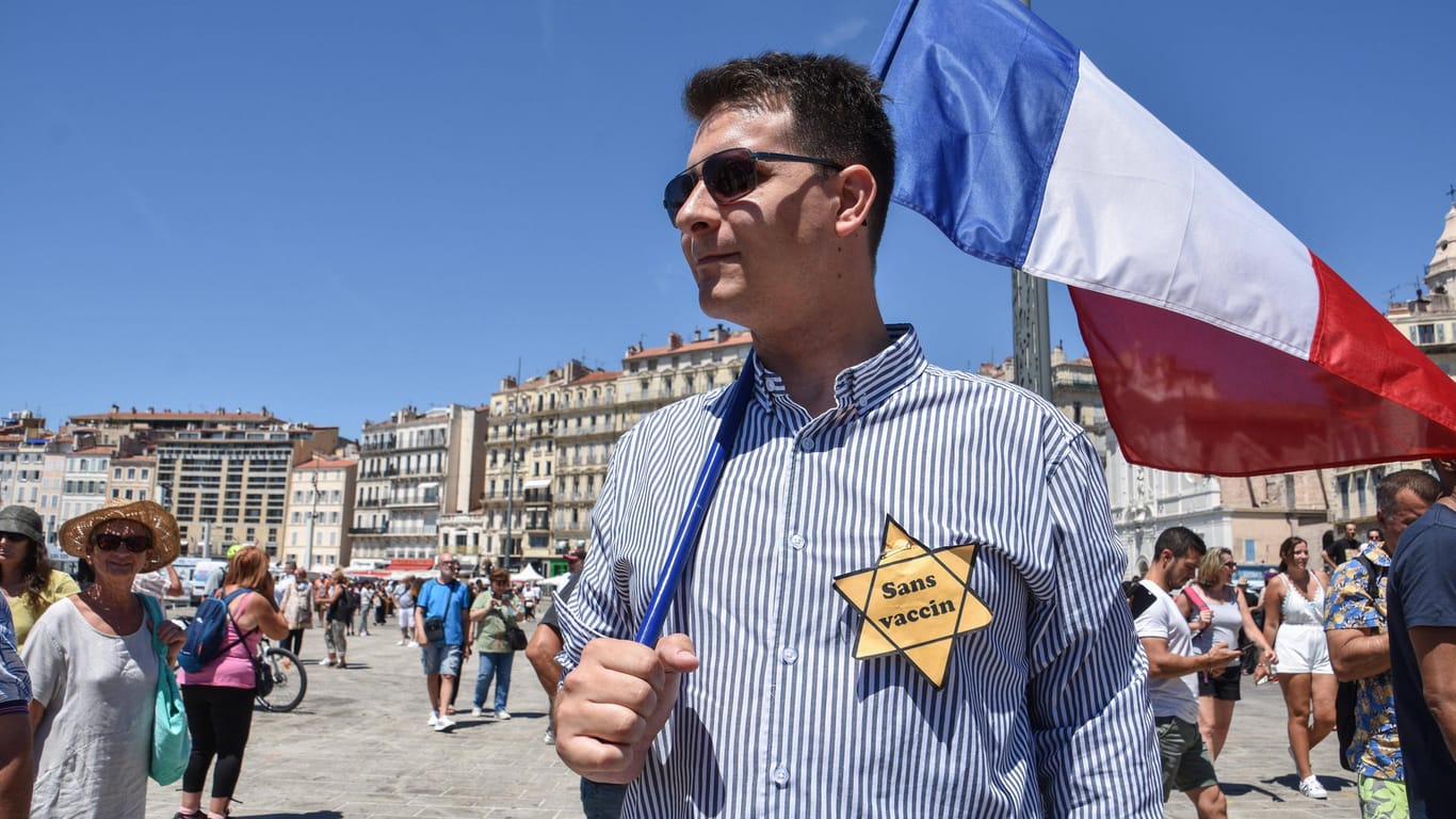 Ein Demonstrant in Marseille mit Frankreich-Flagge und Judenstern: Am Wochenende demonstrierten mehr als 100.000 Menschen in Frankreich.