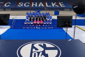 Die Mannschaft des FC Schalke steht auf einer Treppe