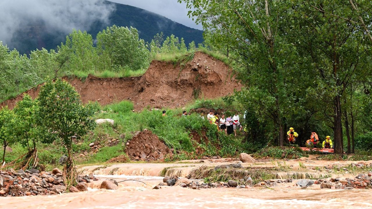 Rettungskräfte evakuieren Bewohner aus dem Dorf Longtou in der Stadt Dengfeng.