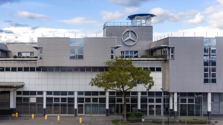 Mercedes-Motorenwerk in Stuttgart-Untertürkheim (Symbolbild): Der Autobauer rechnet mit weiteren Lieferengpässen.