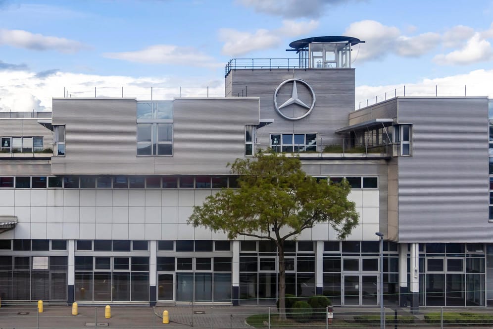 Mercedes-Motorenwerk in Stuttgart-Untertürkheim (Symbolbild): Der Autobauer rechnet mit weiteren Lieferengpässen.