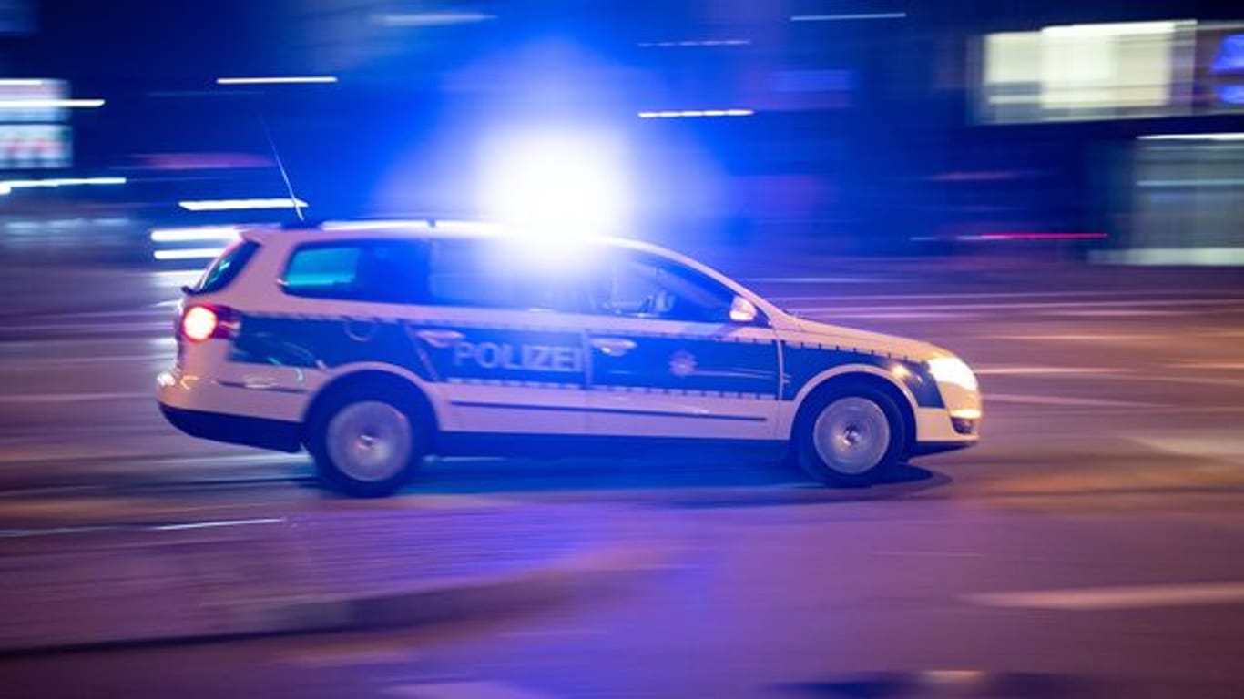 Ein Streifenwagen fährt durch die Innenstadt (Symbolbild): Beamte der Polizei wollten in Frankfurt einen Sportwagenfahrer kontrollieren, als dieser losraste.