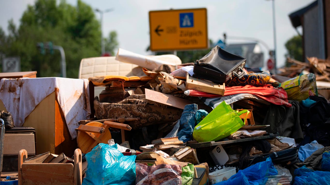 Berge von Unrat und Sperrmüll türmen in den Straßen und vor den Häusern: Blessem in Erfstadt ist schwer von den Unwettern getroffen worden.