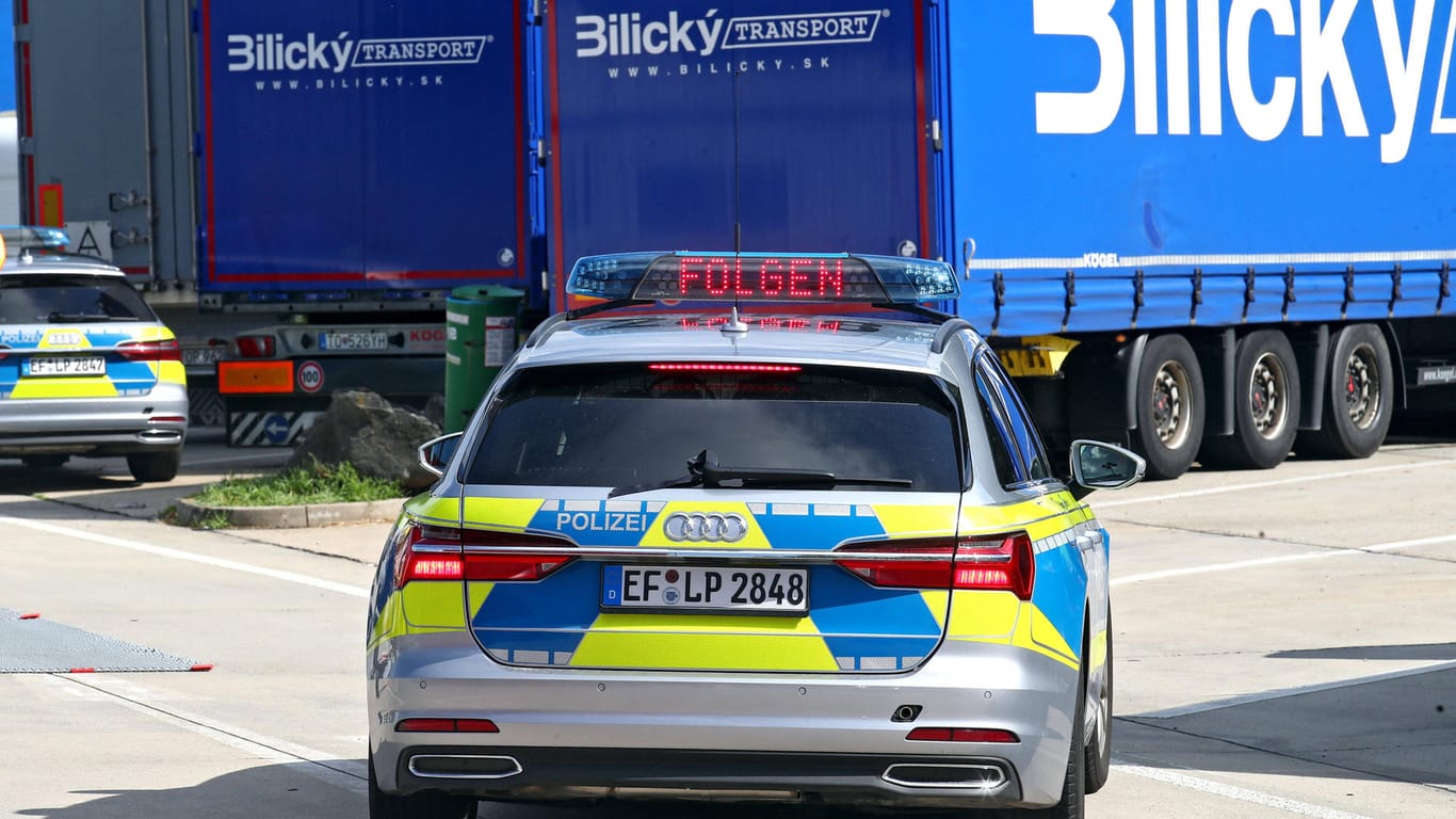 Ein Fahrzeug der Erfurter Autobahnpolizei auf einem Rastplatz (Symbolbild): Der Mann musste seinen Führerschein abgeben.