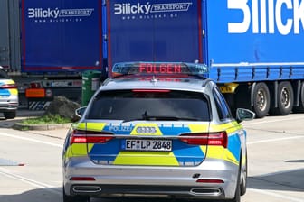 Ein Fahrzeug der Erfurter Autobahnpolizei auf einem Rastplatz (Symbolbild): Der Mann musste seinen Führerschein abgeben.