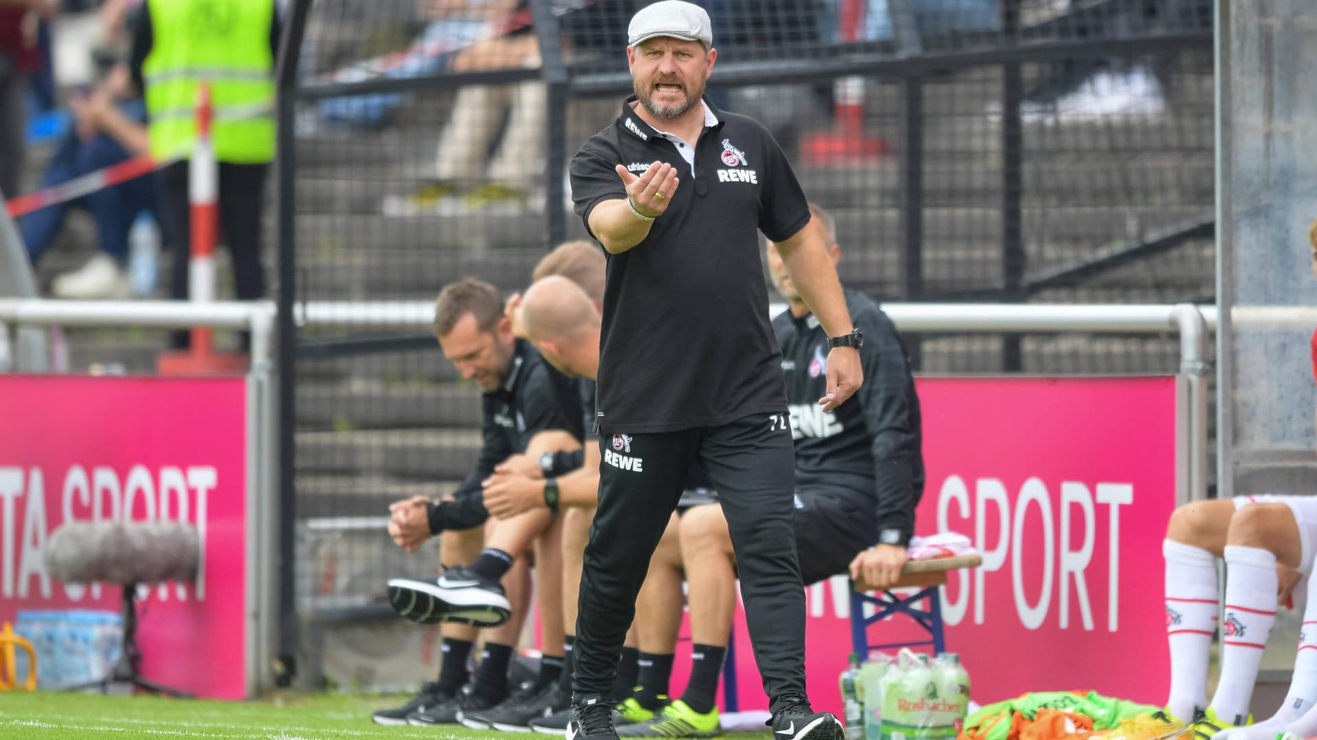 Steffen Baumgart gestikuliert am Spielfeldrand (Archivbild): Der Köln-Trainer zeigte im Trainingslager in Donaueschingen kein Erbarmen mit seinem Team.