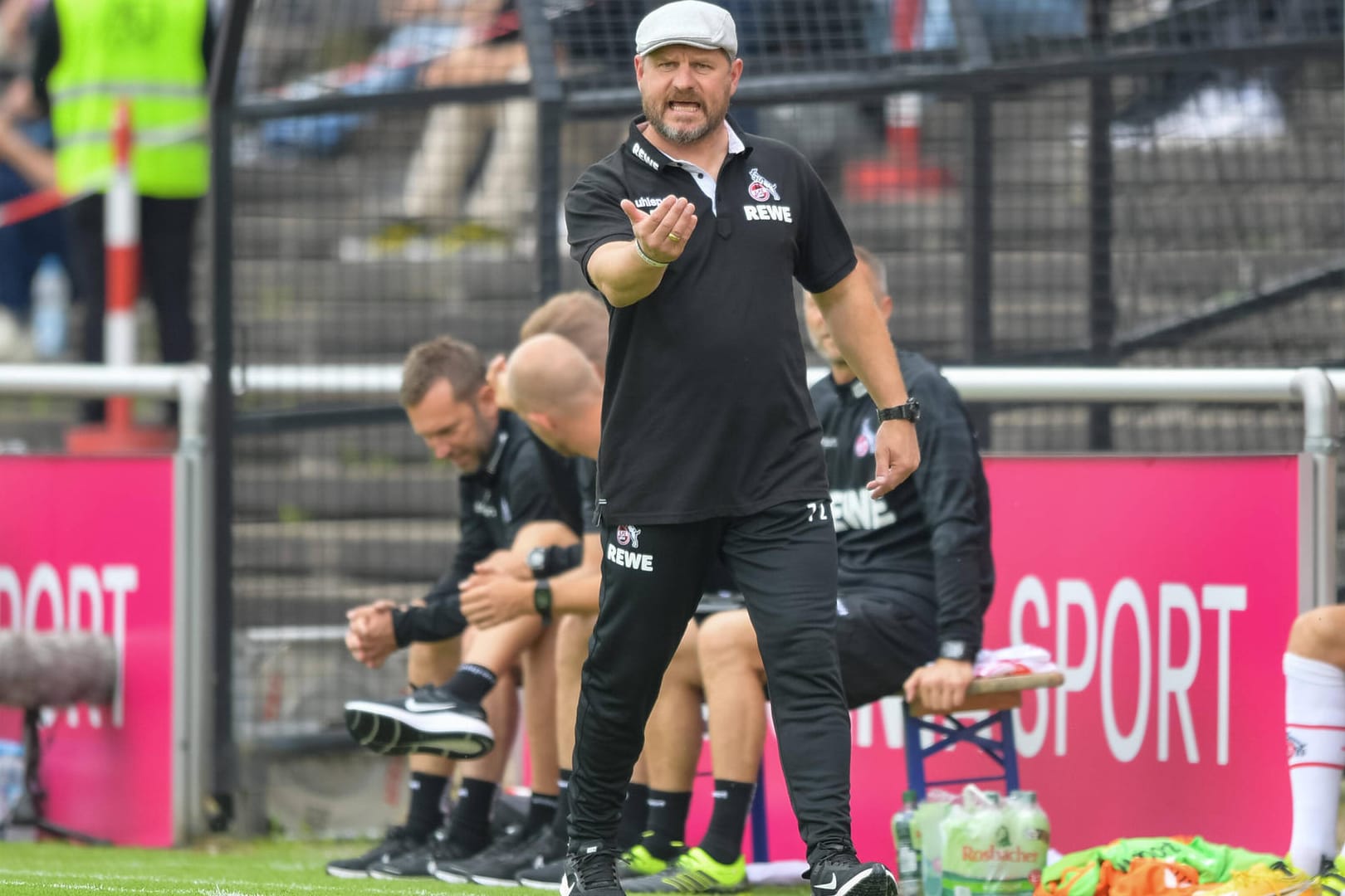 Steffen Baumgart gestikuliert am Spielfeldrand (Archivbild): Der Köln-Trainer zeigte im Trainingslager in Donaueschingen kein Erbarmen mit seinem Team.