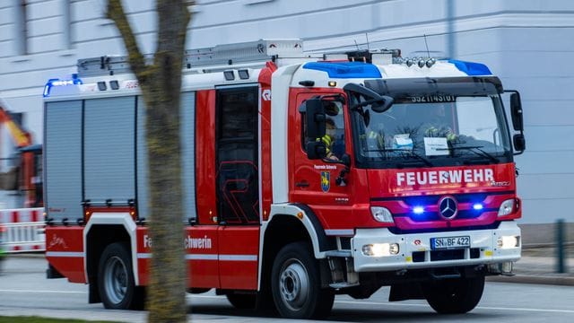 Ein Feuerwehrfahrzeug fährt zu einem Einsatz