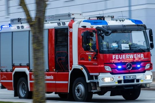 Ein Feuerwehrfahrzeug fährt zu einem Einsatz