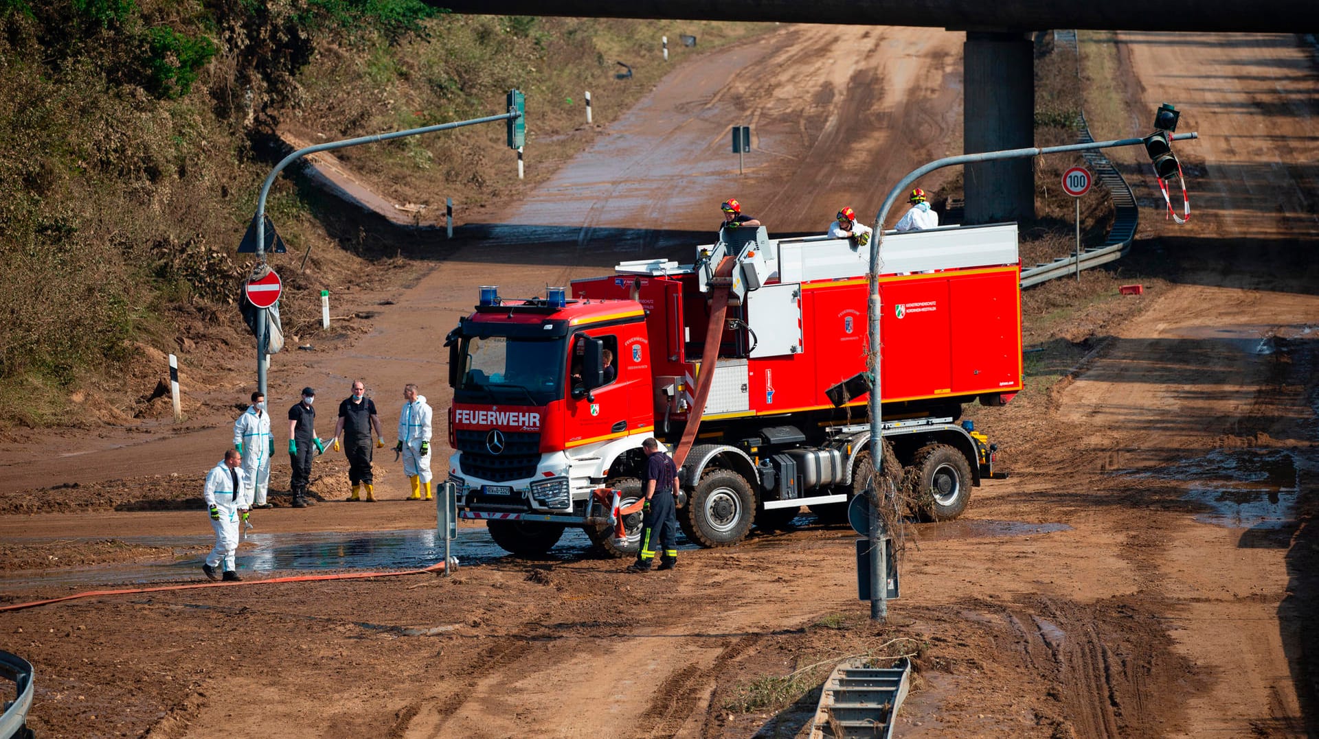 Blick auf die Bundesstrasse B265, die von Wassermassen geflutet wurde: Die Aufräumarbeiten dauern weiterhin an.