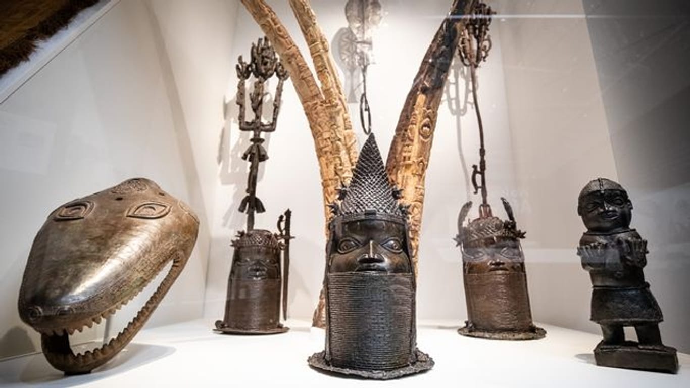 Benin-BronzenVerschiedene Skulpturen aus Nigeria sind im Linden-Museum in Stuttgart zu sehen (Archivbild): Ein Großteil der Objekte wurde wohl in der Kolonialzeit geraubt.