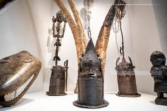 Benin-BronzenVerschiedene Skulpturen aus Nigeria sind im Linden-Museum in Stuttgart zu sehen (Archivbild): Ein Großteil der Objekte wurde wohl in der Kolonialzeit geraubt.