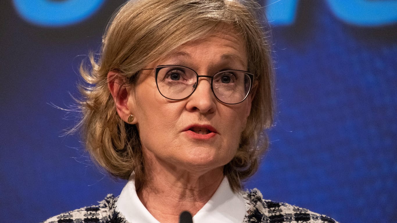 Mairead McGuinness: Die EU-Kommissarin verschärft den Kampf gegen Geldwäsche.