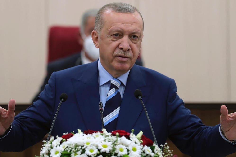 Der türkische Präsident Erdogan in Nordzypern: Die Türkei wolle auch mit den Taliban Gespräche über die Sicherung des Flughafens führen, sagte er dort am Dienstag.
