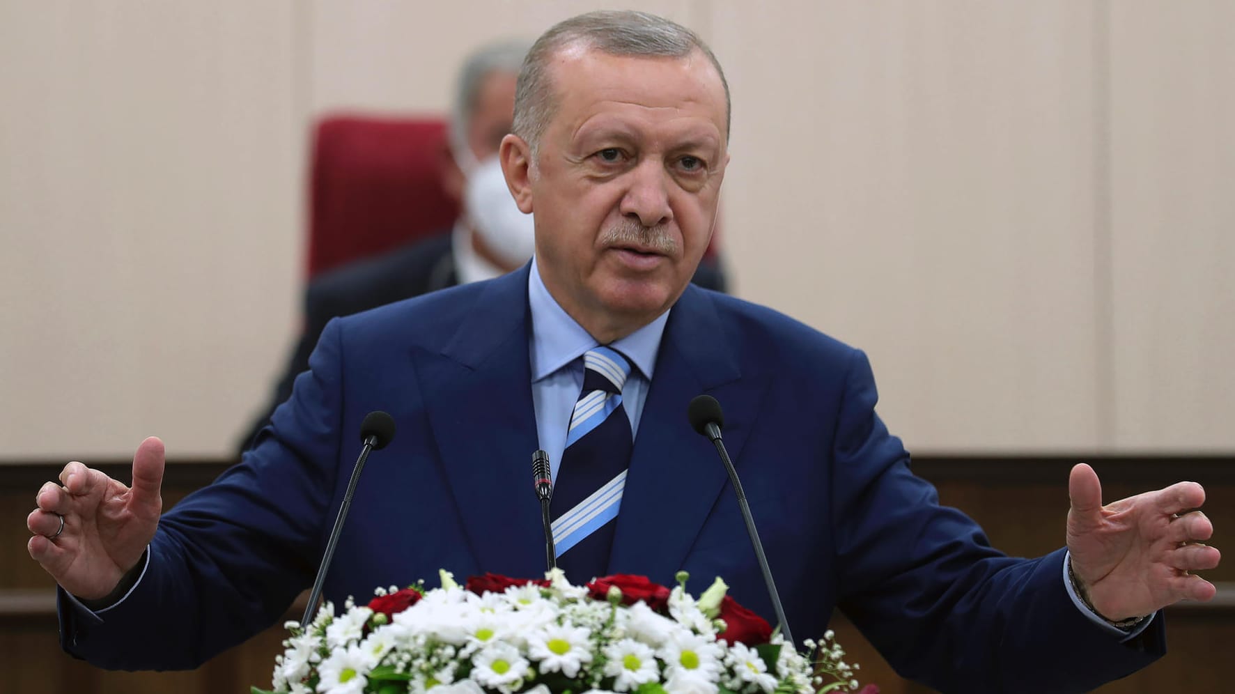 Der türkische Präsident Erdogan in Nordzypern: Die Türkei wolle auch mit den Taliban Gespräche über die Sicherung des Flughafens führen, sagte er dort am Dienstag. Der türkische Präsident Erdogan in Nordzypern: Die Türkei wolle auch mit den Taliban Gespräche über die Sicherung des Flughafens führen, sagte er dort am Dienstag.