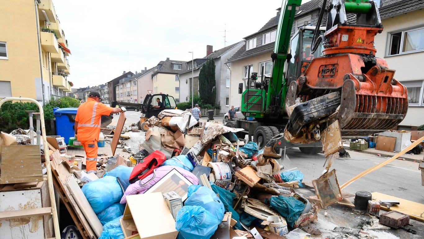 Müllberge nach Flutkatastrophe in Opladen: Das Hochwasser hat Hunderte Existenzen zerstört.