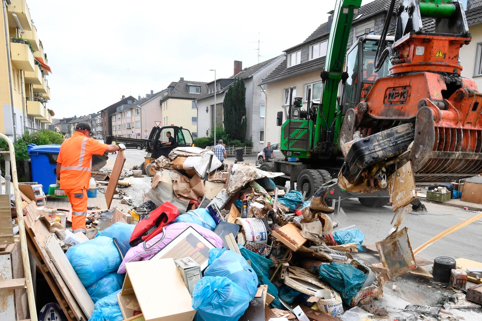 Müllberge nach Flutkatastrophe in Opladen: Das Hochwasser hat Hunderte Existenzen zerstört. Müllberge nach Flutkatastrophe in Opladen: Das Hochwasser hat Hunderte Existenzen zerstört.