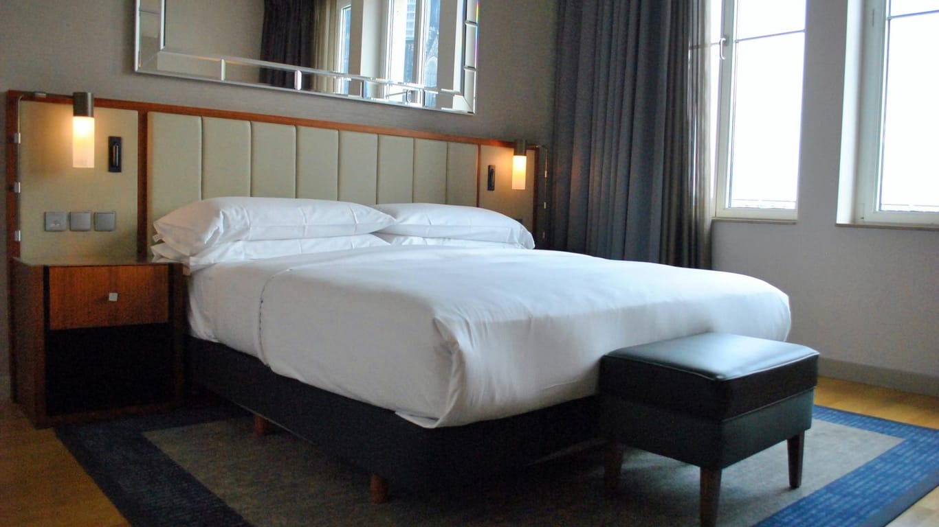 Eines der 296 Zimmer im Kölner Hilton-Hotel: 40 von ihnen werden nun von Menschen aus den Katastrophengebieten bewohnt.