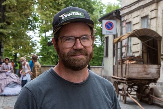 Regisseur Sven Bohse bei den Dreharbeiten in Riga.