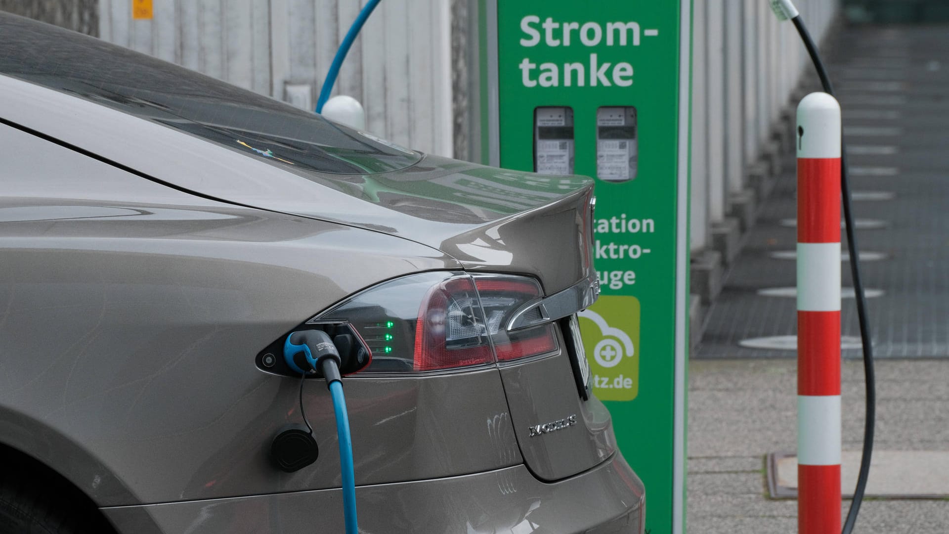 Stromtankstelle: Es gibt immer noch zu wenige Ladesäulen für Elektrofahrzeuge.